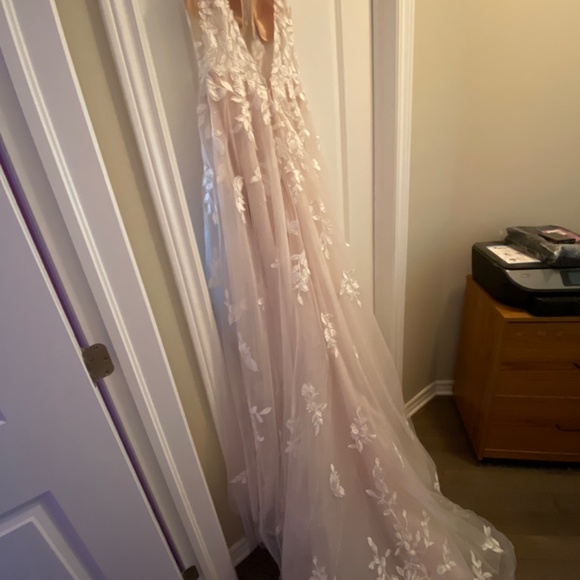 Wedding dress - Picture 2 of 5